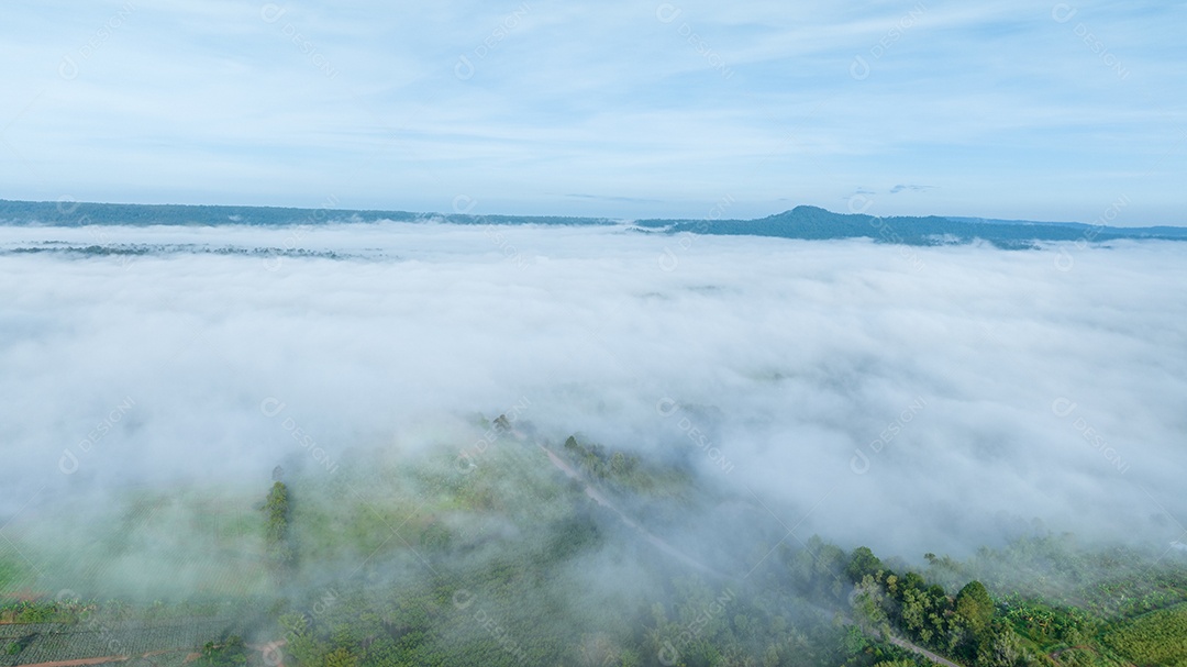 Mar de neblina e nevoeiro no fundo da natureza da montanha.