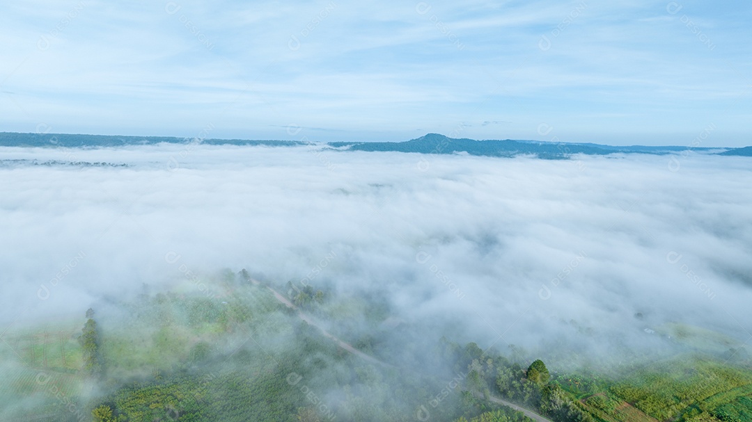 Mar de neblina e nevoeiro no fundo da natureza da montanha.