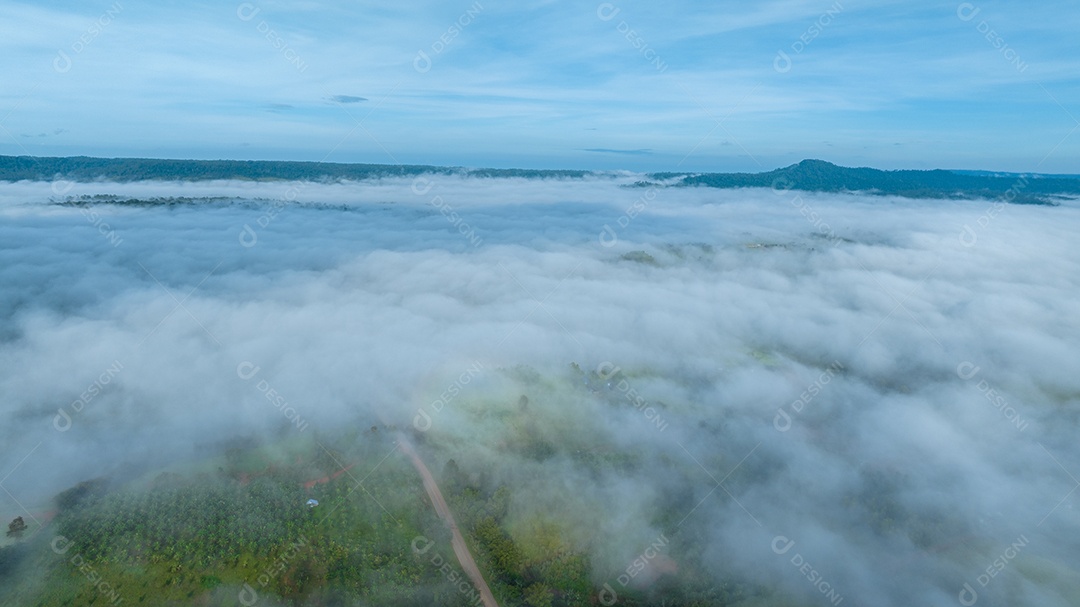 Mar de neblina e nevoeiro no fundo da natureza da montanha.