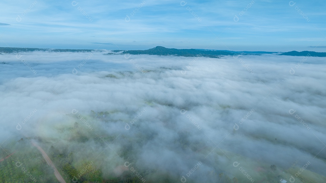 Mar de neblina e nevoeiro no fundo da natureza da montanha.