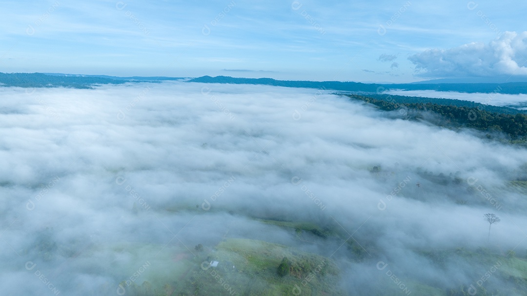 Mar de neblina e nevoeiro no fundo da natureza da montanha.