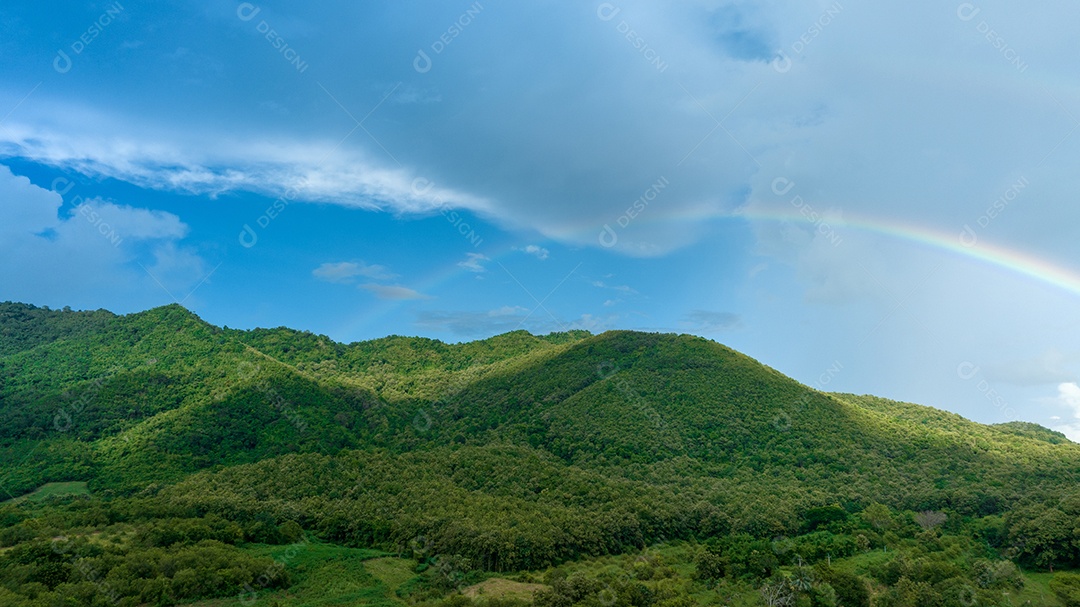 Paisagem de montanhas e arco-íris.