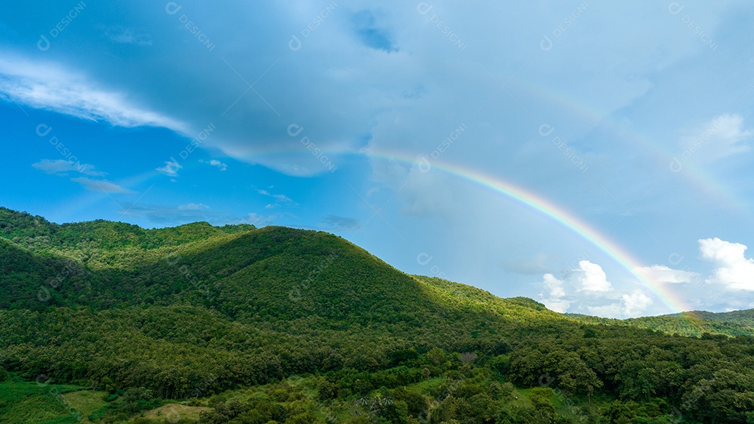 Paisagem de montanhas e arco-íris.