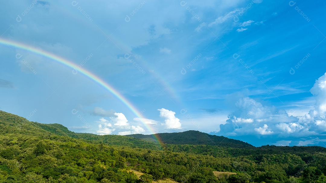 Paisagem nas montanhas e arco-íris.