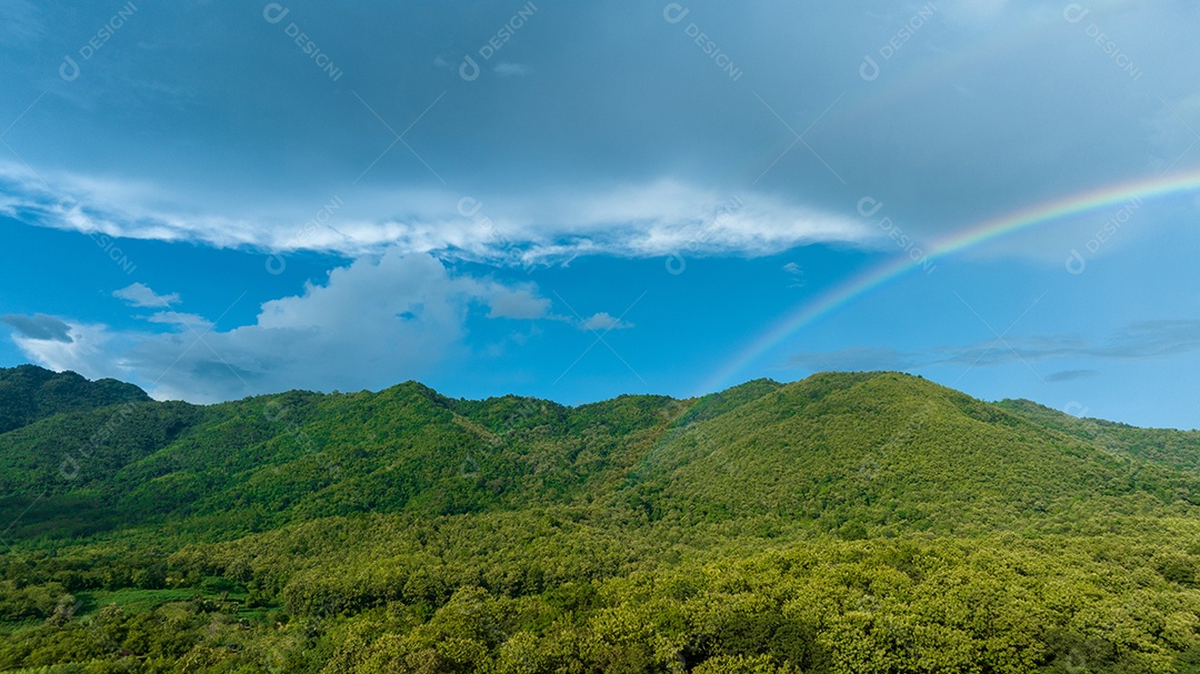 Paisagem nas montanhas e arco-íris.