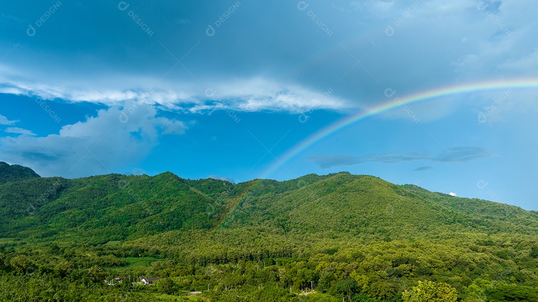 Paisagem nas montanhas e arco-íris.