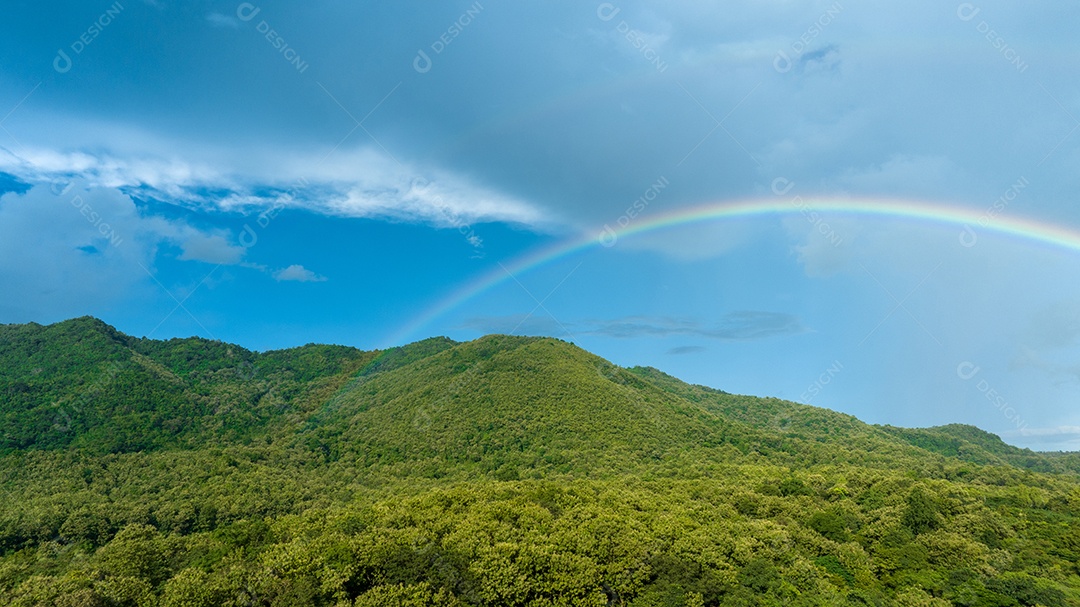 Paisagem nas montanhas e arco-íris.