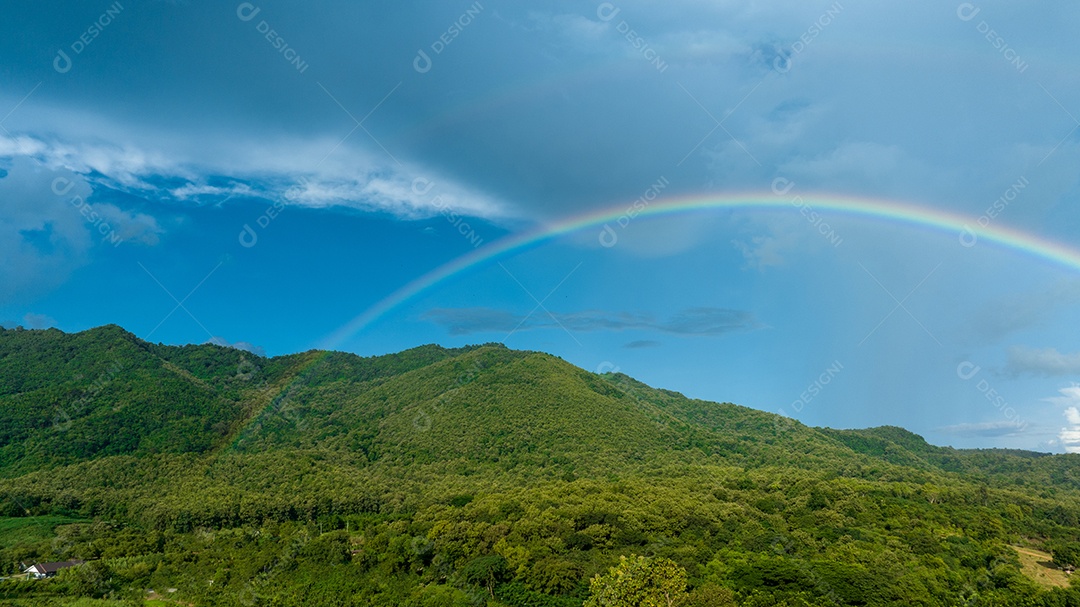 Paisagem nas montanhas e arco-íris.