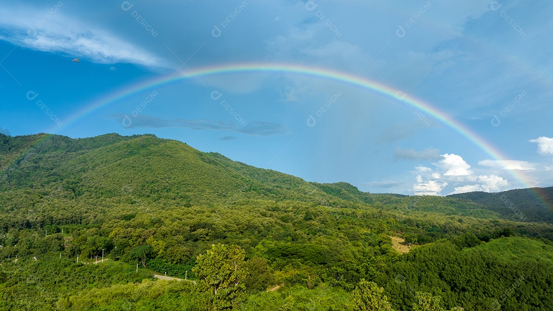 Paisagem nas montanhas e arco-íris.