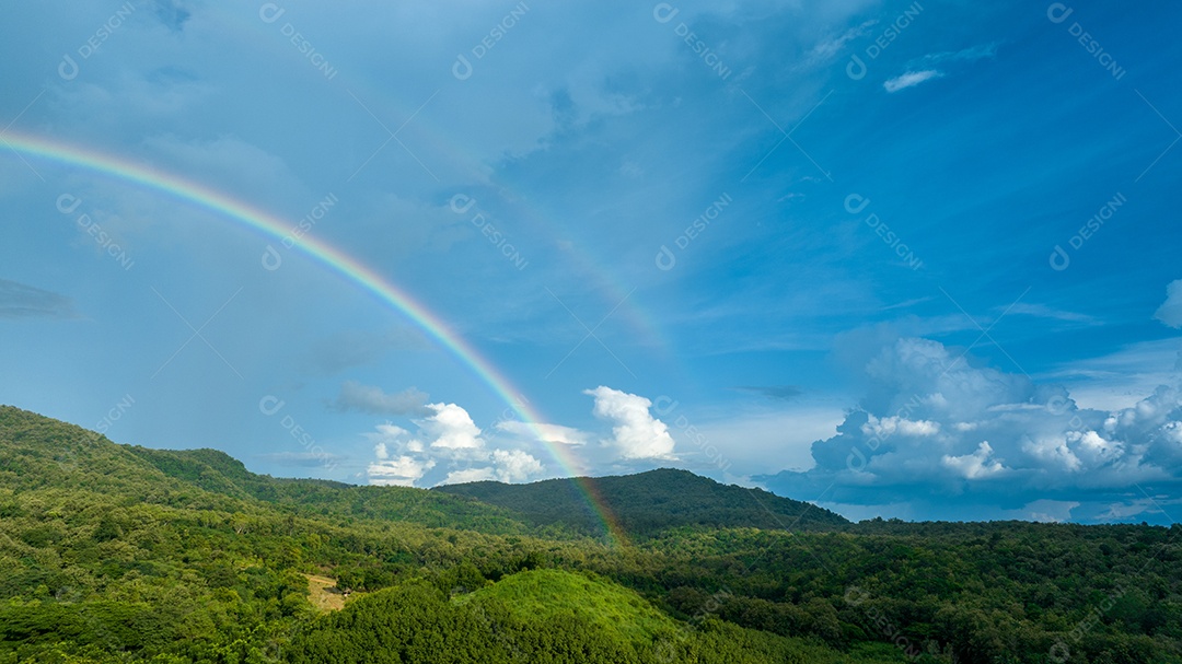 Paisagem nas montanhas e arco-íris.