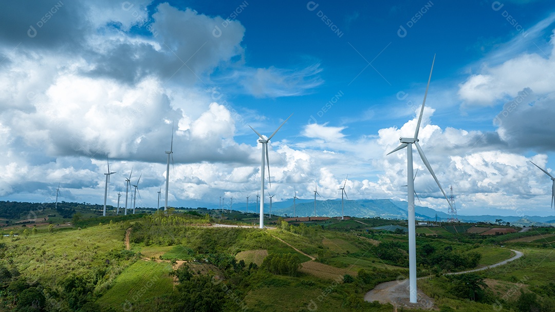 Turbina eólica com céu azul e fundo nublado.