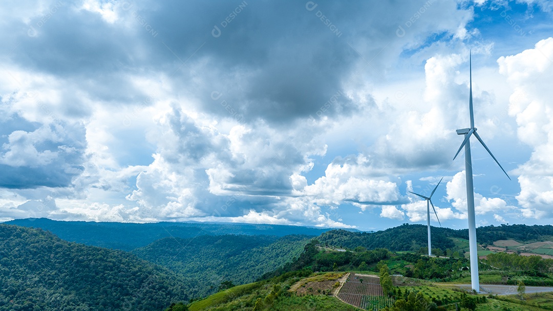 Turbina eólica com céu azul e fundo nublado.