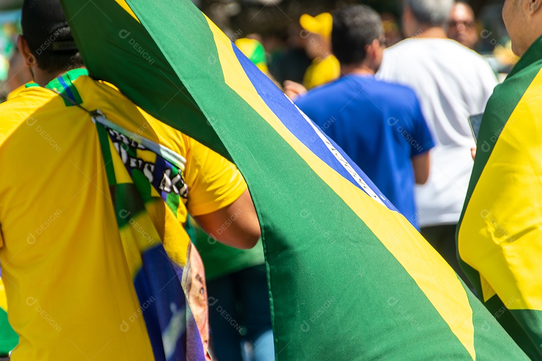 Bandeira do Brasil ao ar livre no Rio de Janeiro.