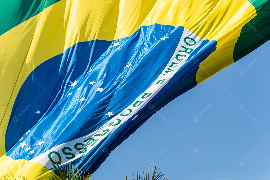 Bandeira do Brasil ao ar livre no Rio de Janeiro.