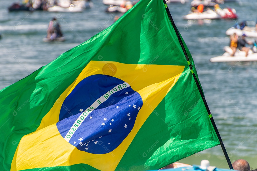 Bandeira do Brasil ao ar livre no Rio de Janeiro.