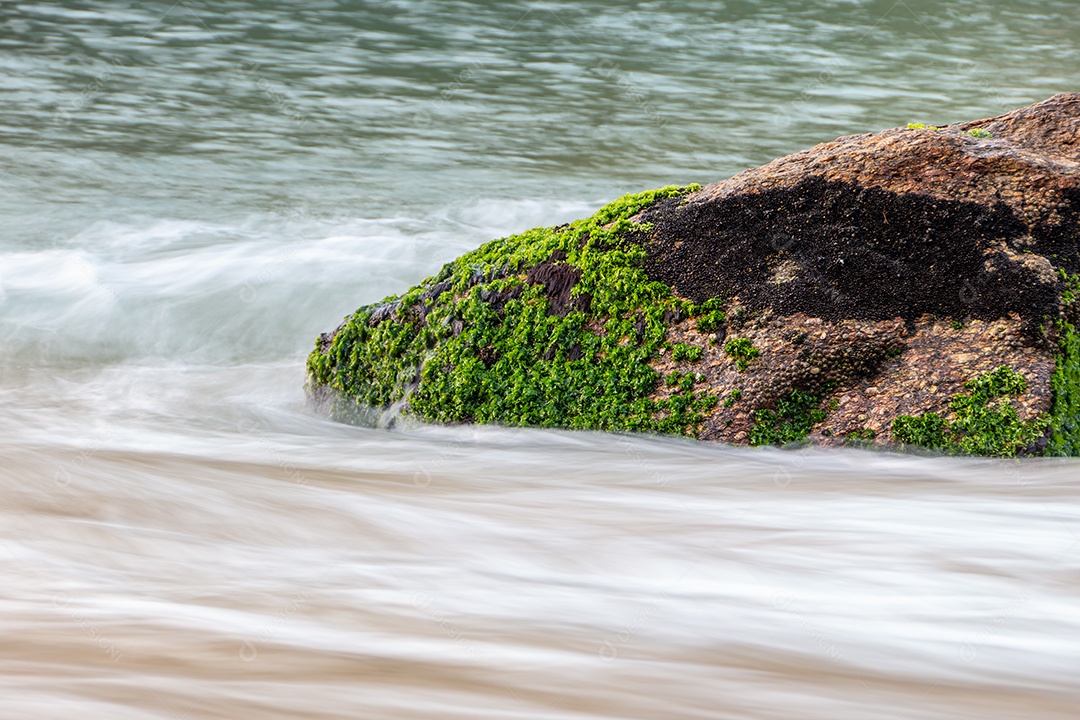 Pedra na água na Praia Vermelha da Urca no Rio de Janeiro.