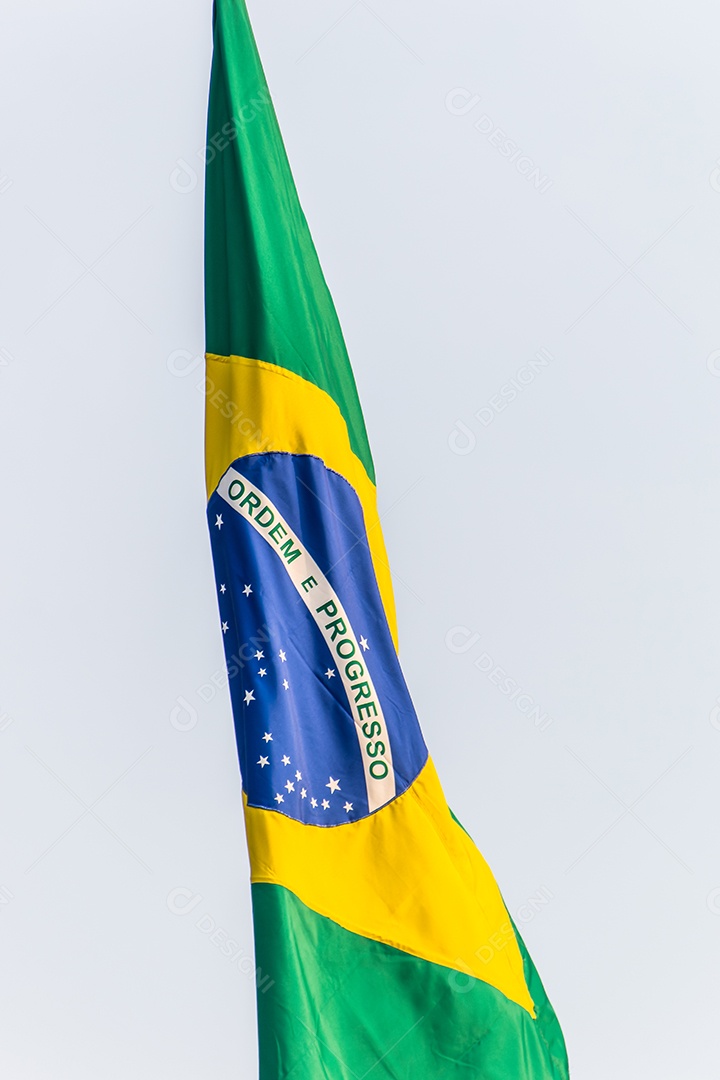Bandeira do Brasil ao ar livre no Rio de Janeiro.
