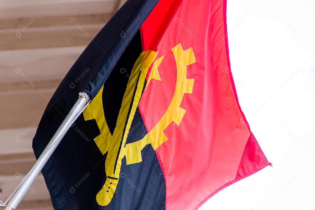 Bandeira de Angola ao ar livre no Rio de Janeiro.