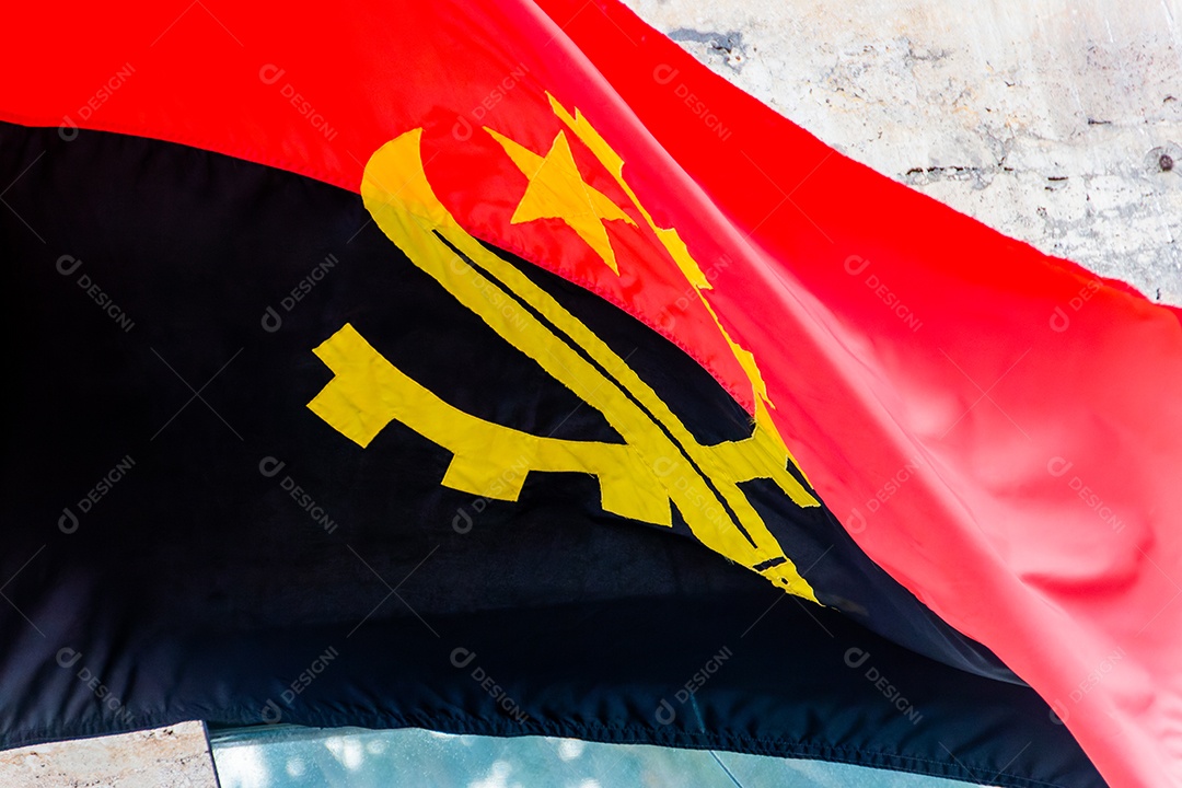 Bandeira de Angola ao ar livre no Rio de Janeiro.