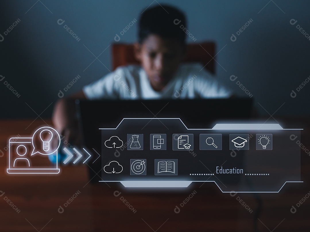 No fundo de imagens desfocadas, um menino está olhando para um monitor de computador.