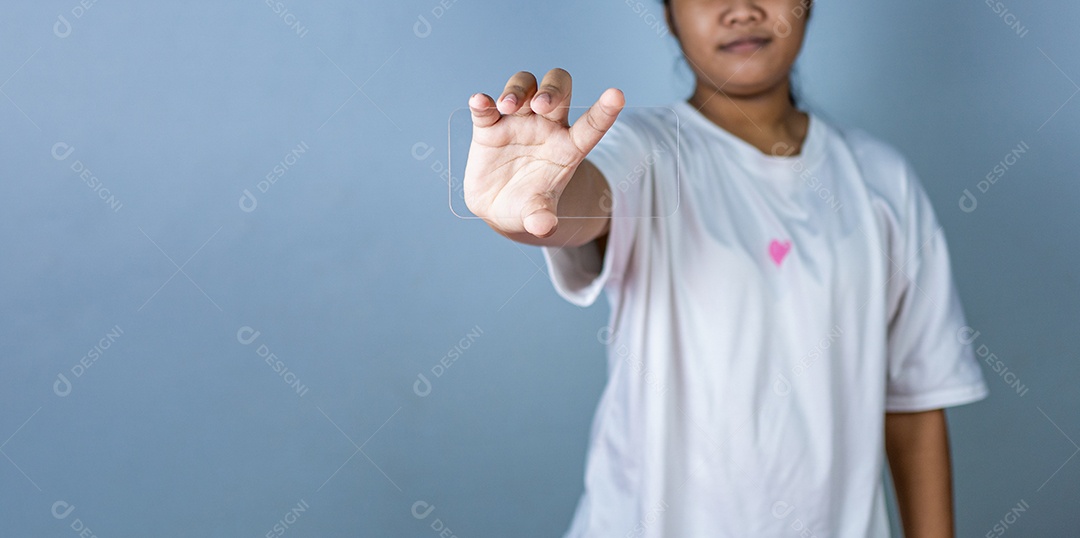 Mulher segurando uma maquete de telefone de tela em branco acrílico transparente.