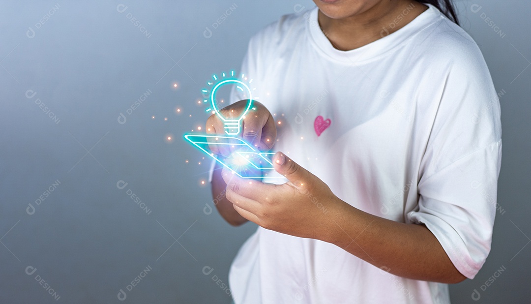 Imagem do conceito educacional. Uma garota fica segurando uma educação.