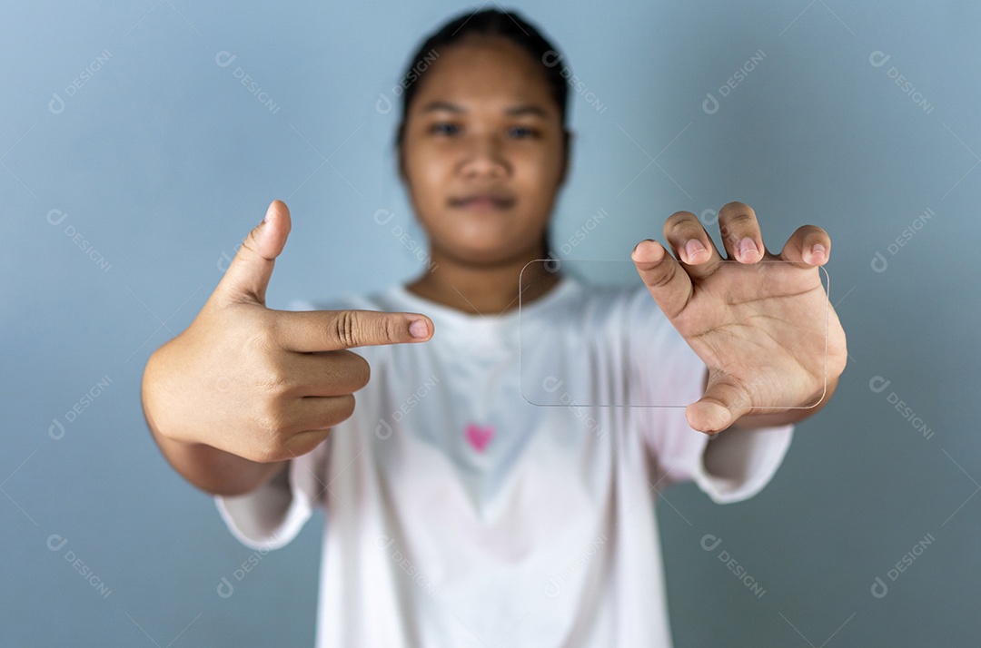 Mulher segurando uma maquete de telefone de tela em branco acrílico transparente.