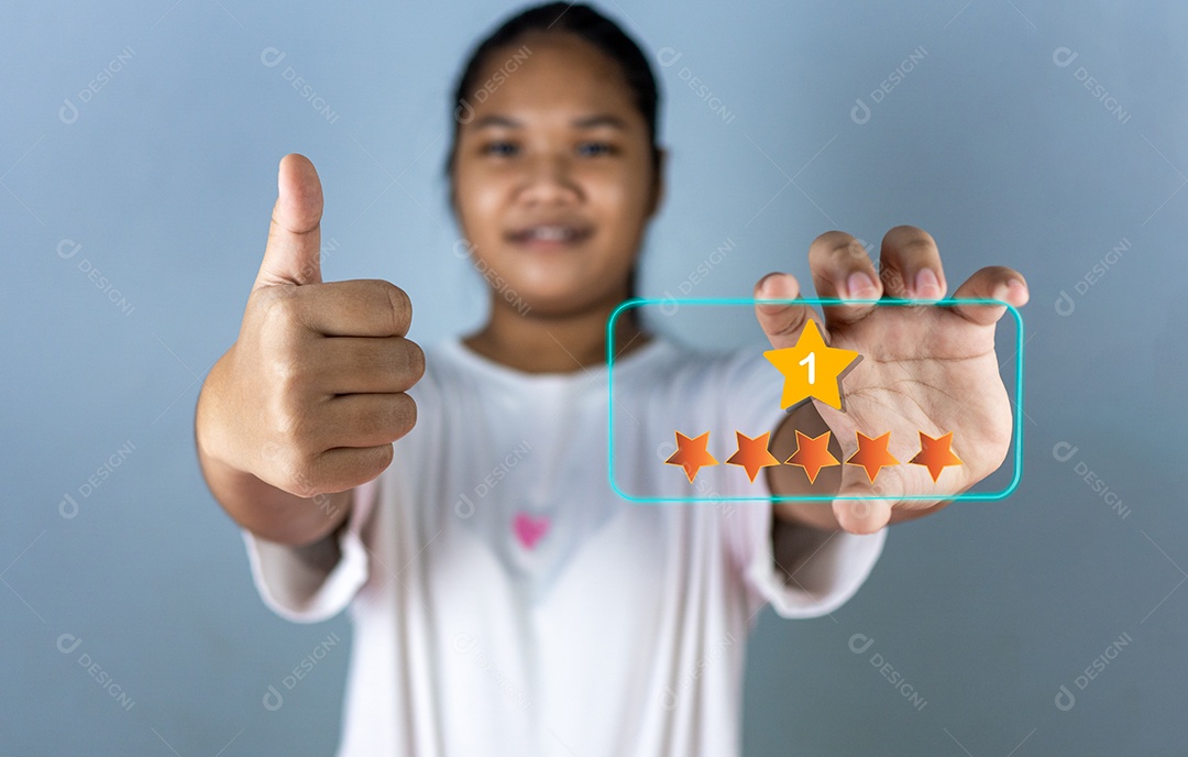 Mão escolhendo o ícone de 5 estrelas. representa a classificação de feedback nº 1.