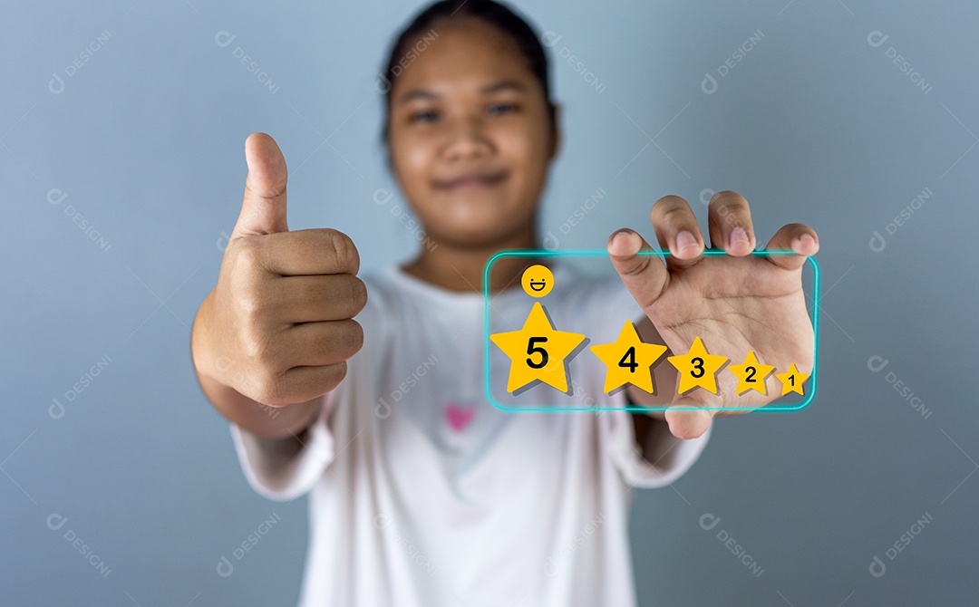 Mão escolhendo o ícone de sorriso feliz. Representa avaliação de feedback 5 estrelas.