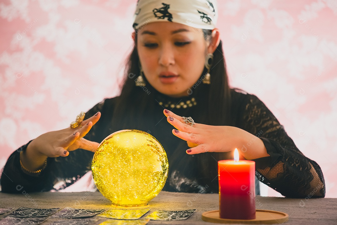 A imagem de uma jovem é uma cartomante, um horóscopo, uma vida em uma bola de cristal mágica