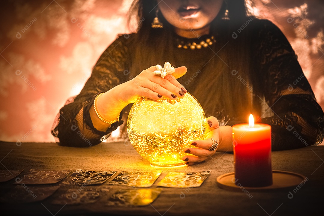 A imagem de uma jovem é uma cartomante, um horóscopo, uma vida em uma bola de cristal mágica