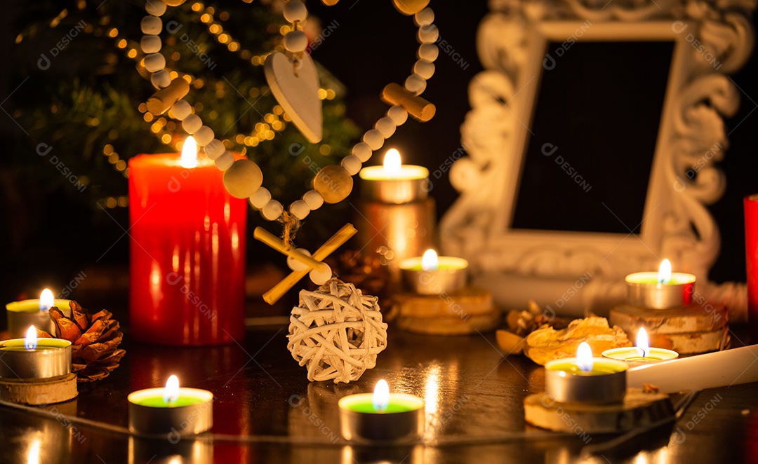 A foto de uma mulher segurando uma vela para realizar rituais mágicos e mistérios sobre superstição no conceito de magia divina e magia divina.