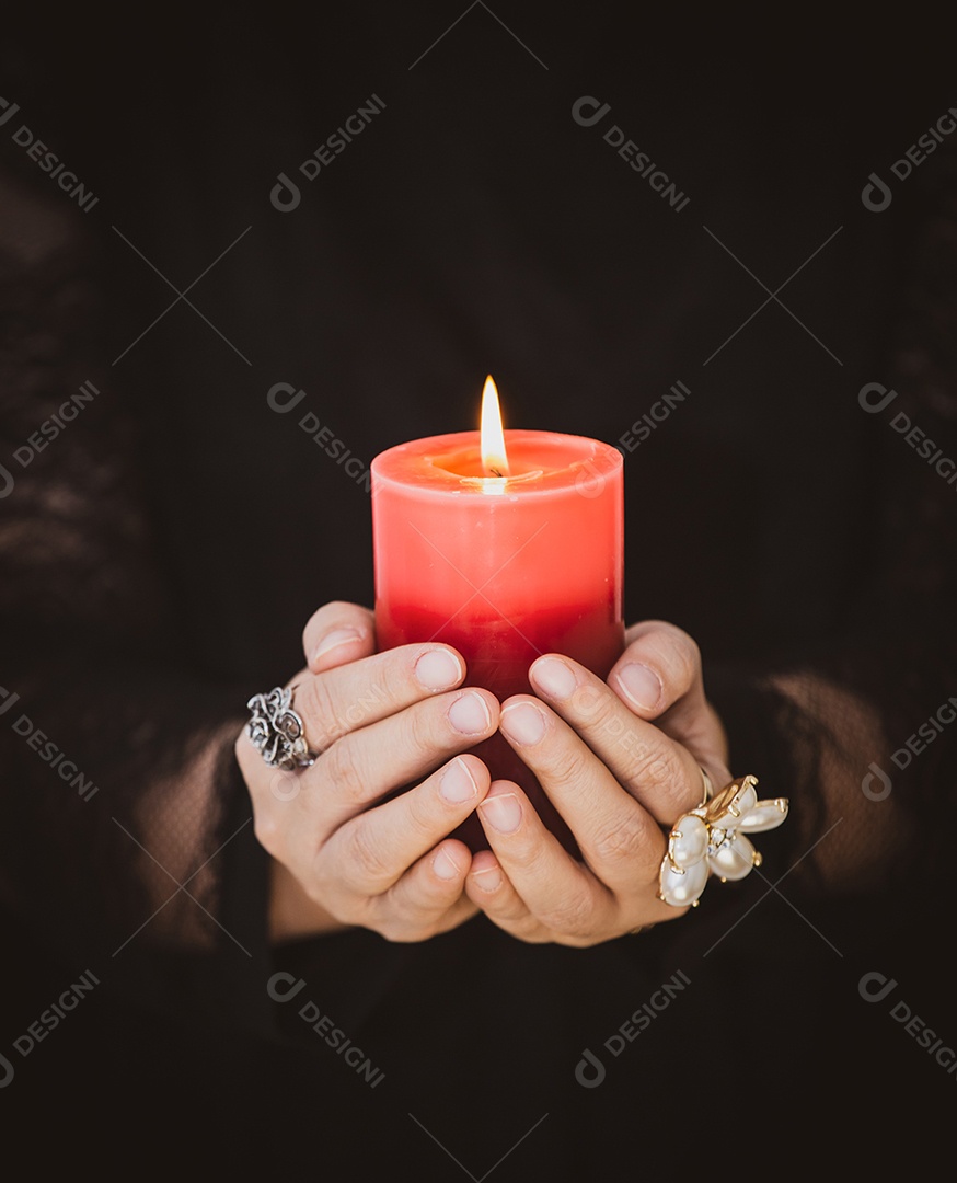 A foto de uma mulher segurando uma vela para realizar rituais mágicos e mistérios sobre superstição no conceito de magia divina