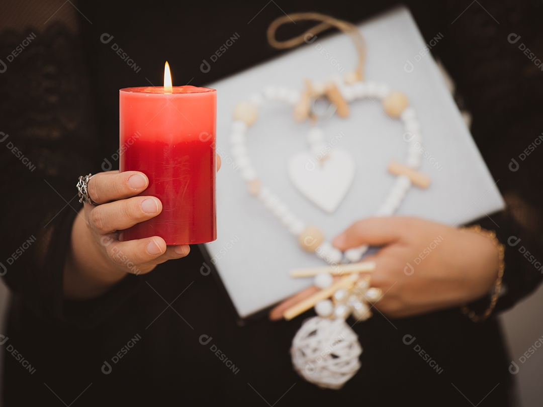 A foto de uma mulher segurando uma vela para realizar rituais mágicos e mistérios sobre superstição no conceito de magia divina e magia divina.