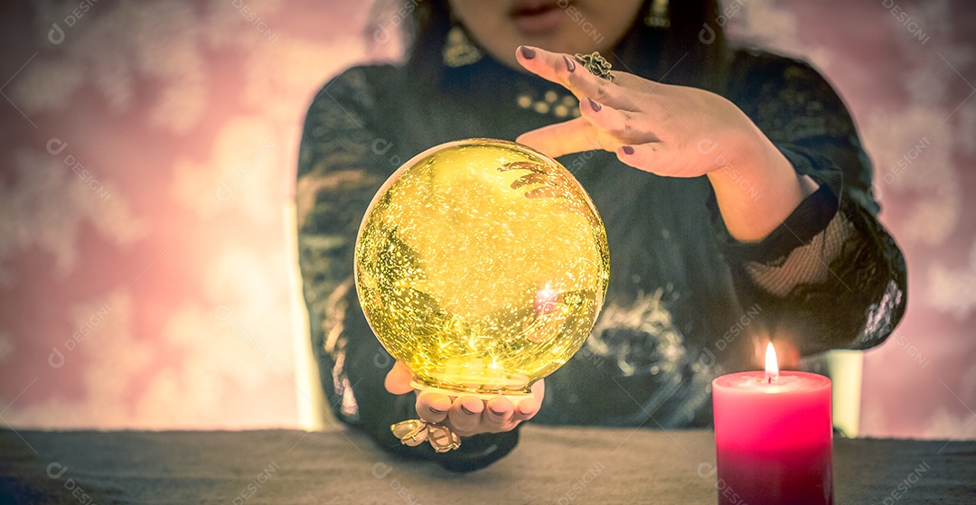 A imagem de uma jovem é uma cartomante, um horóscopo, uma vida em uma bola de cristal mágica