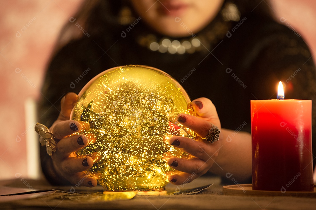 A imagem de uma jovem é uma cartomante, um horóscopo, uma vida em uma bola de cristal mágica