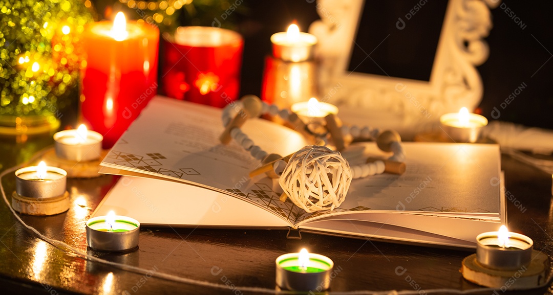 Fotos de velas e livros para rituais, misticismo e mistérios sobre superstições.