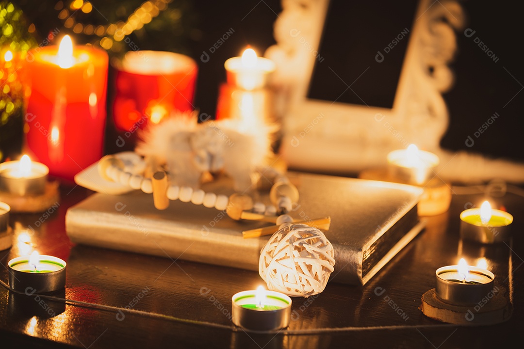 Fotos de velas e livros para rituais, misticismo e mistérios sobre superstições.