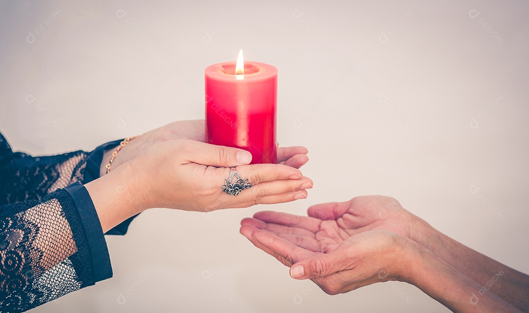 A foto de uma mulher segurando uma vela para realizar rituais mágicos e mistérios sobre superstição no conceito de magia divina e magia divina.