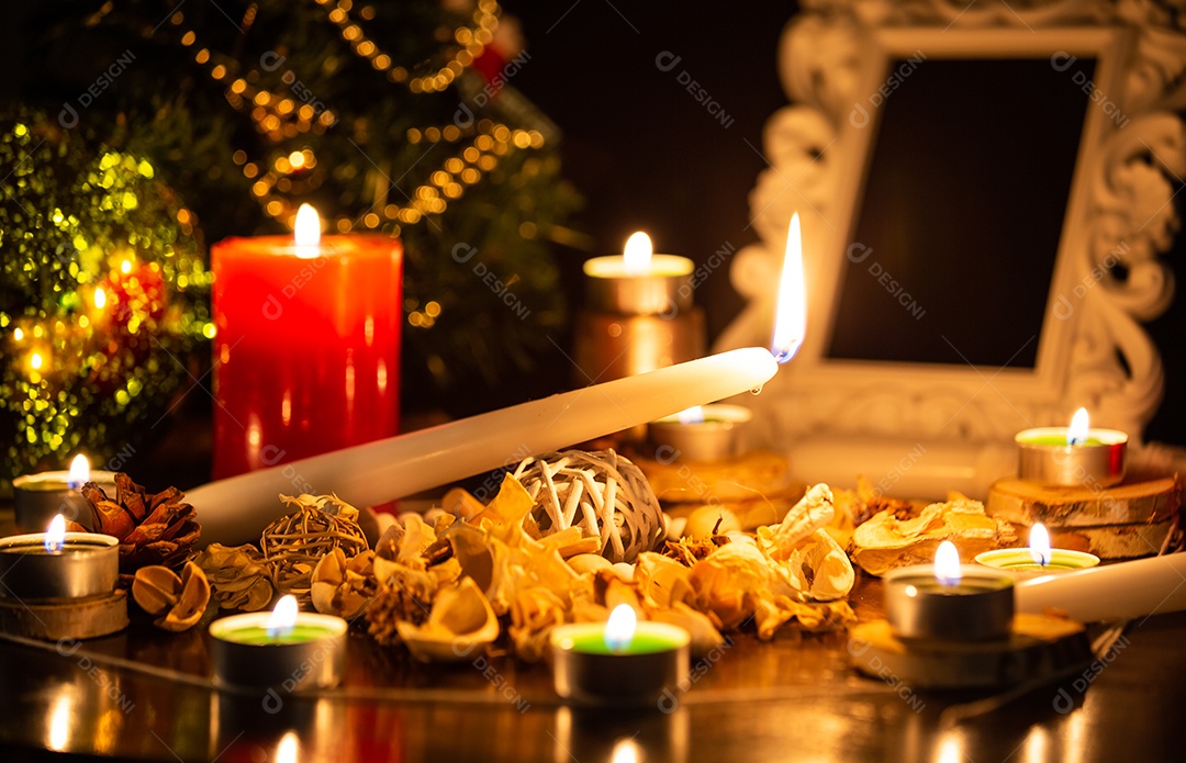 Imagens de velas e madeiras sagradas para realizar rituais mágicos e mistérios sobre superstições. Conceito Magia divina e magia divina.