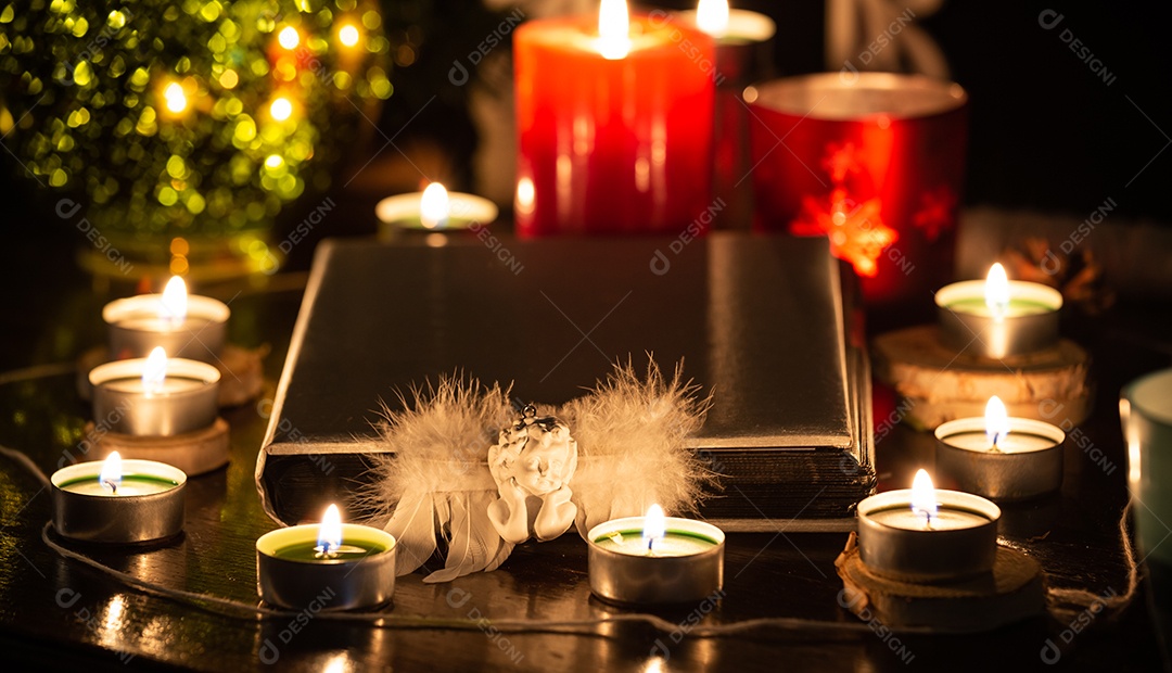 Imagens de velas e madeiras sagradas para realizar rituais mágicos e mistérios sobre superstições. Conceito Magia divina e magia divina.