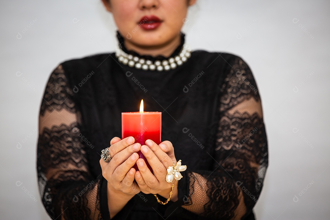 A foto de uma mulher segurando uma vela para realizar rituais mágicos e mistérios sobre superstição no conceito de magia divina e magia divina.