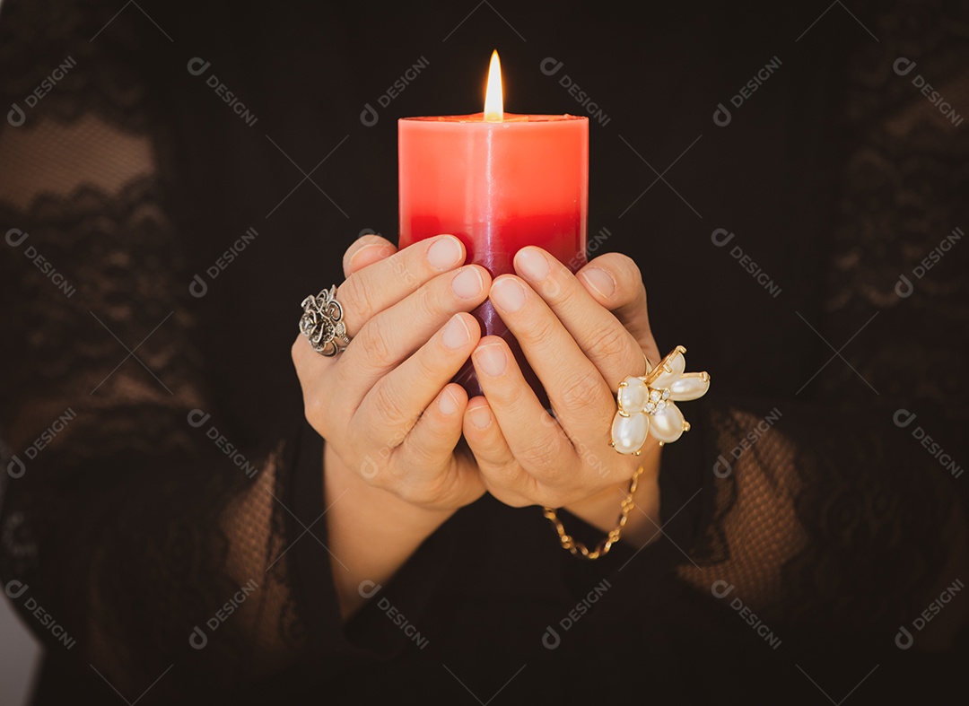 A foto de uma mulher segurando uma vela para realizar rituais mágicos e mistérios sobre superstição no conceito de magia divina e magia divina.