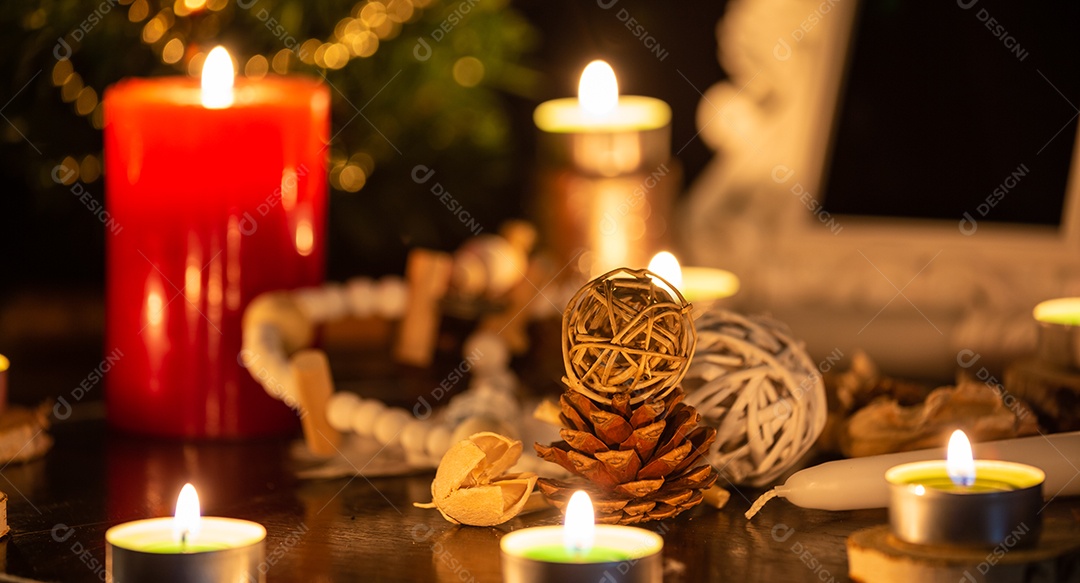 Imagens de velas e madeiras sagradas para realizar rituais mágicos e mistérios sobre superstições.