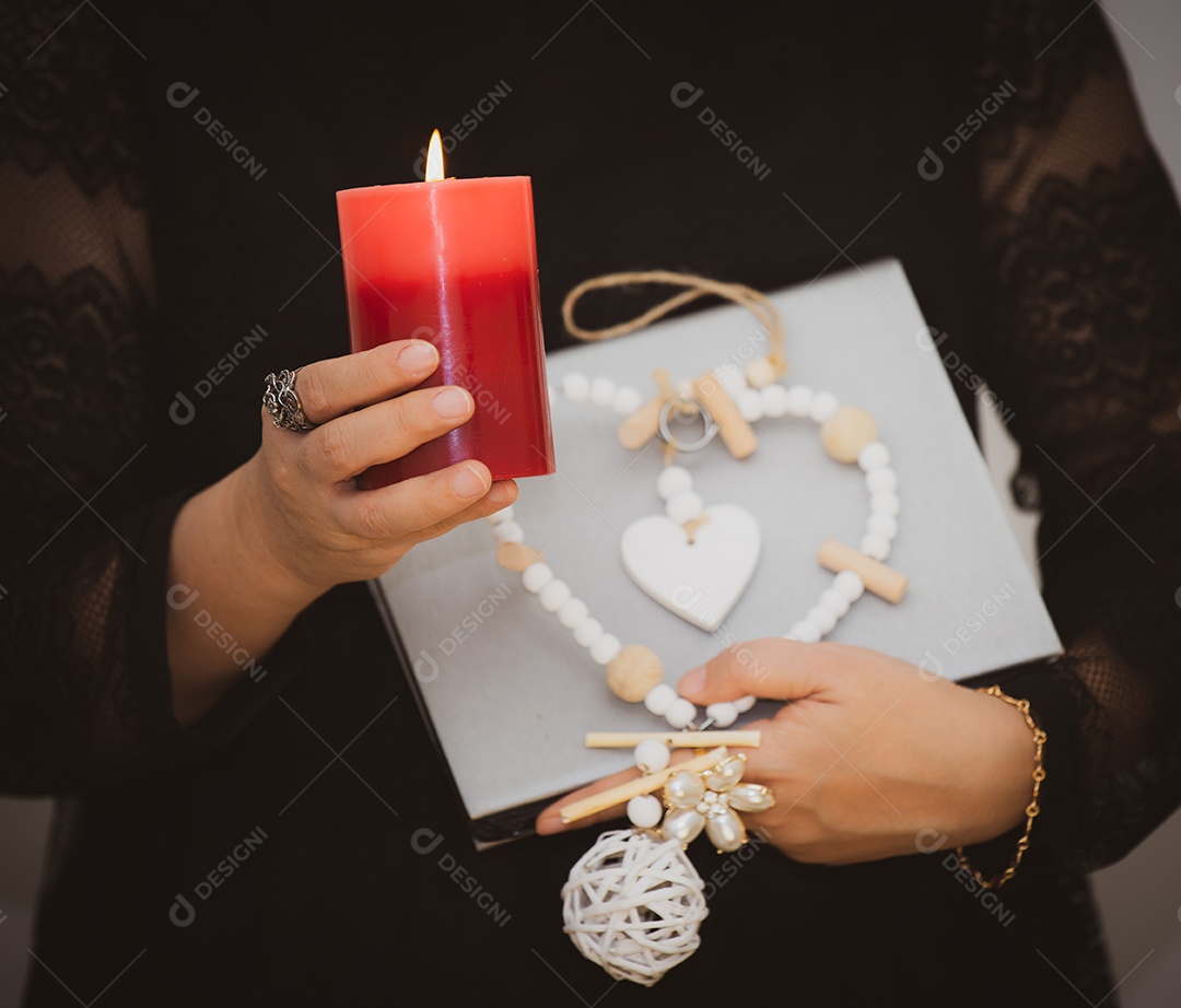 A foto de uma mulher segurando uma vela para realizar rituais mágicos e mistérios sobre superstição no conceito de magia divina e magia divina.