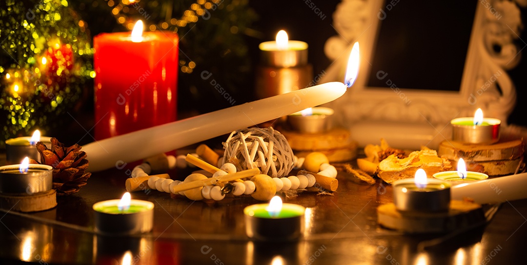 A imagem de uma jovem é uma cartomante, um horóscopo, uma vida em uma bola de cristal mágica e uma carta cigana nas crenças de olhar para o trabalho