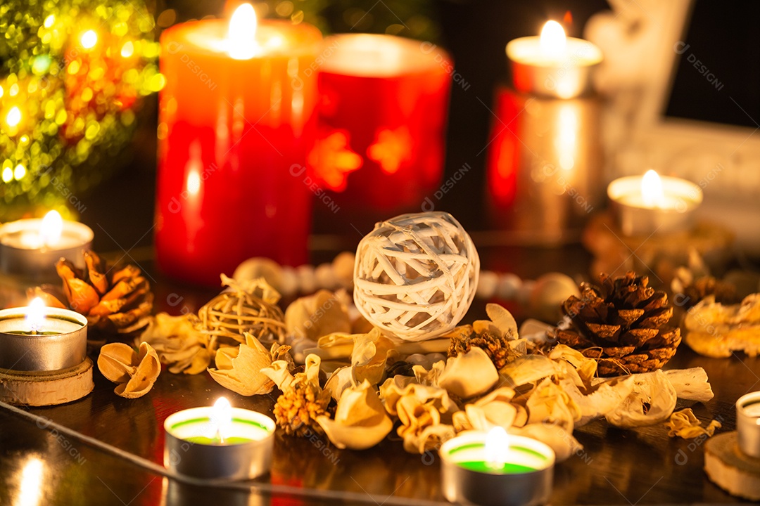 A imagem de uma jovem é uma cartomante, um horóscopo, uma vida em uma bola de cristal mágica e uma carta cigana nas crenças de olhar para o trabalho