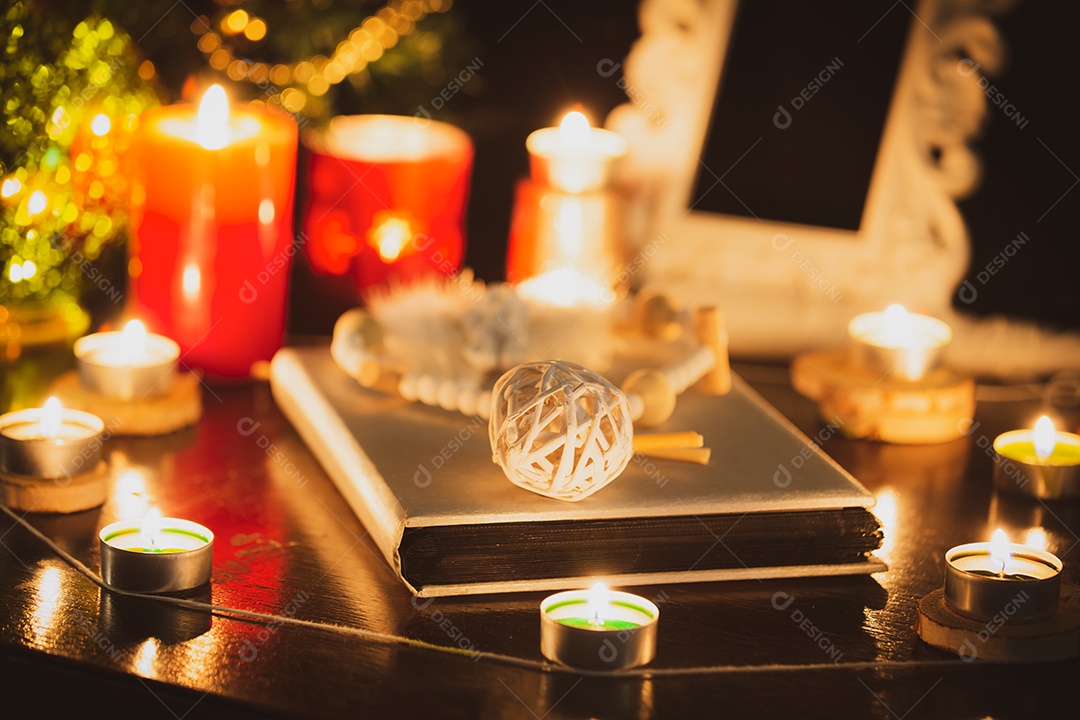 A imagem de uma jovem é uma cartomante, um horóscopo, uma vida em uma bola de cristal mágica e uma carta cigana nas crenças de olhar para o trabalho