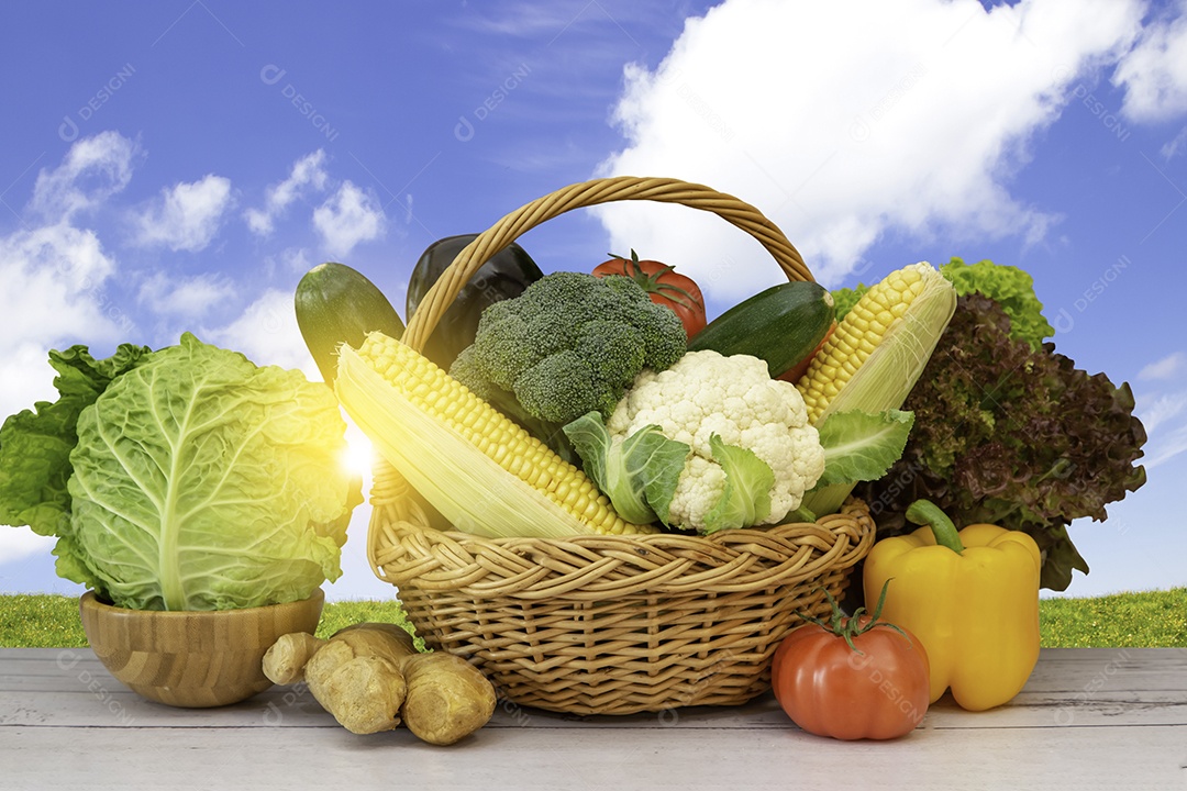 Grupo saudável de vegetais frescos variados em uma cesta de madeira, com vitaminas c de salada, tomate, cenoura, couve-flor e gengibre