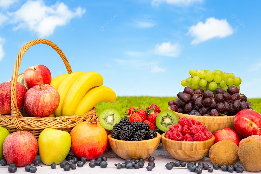 Agrupe frutas frescas saudáveis ​​em uma cesta de madeira